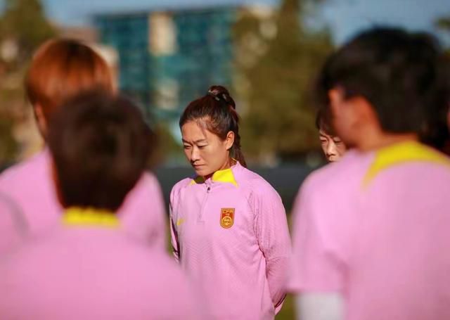 女的扒开尿口让男人捅
