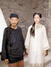 俄罗斯美女被挠脚心